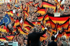 Bundeskanzler Helmut Kohl winkt am 20.2.1990 in Erfurt der fahnenschwenkenden Menge zu.